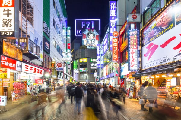 Nacht in Shibuya, Tokio.