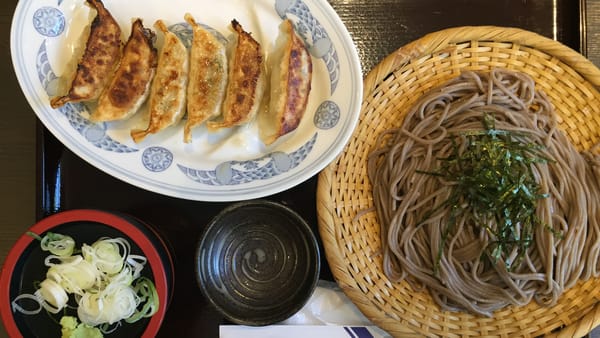 Soba mit Gyoza, Japans Manneken Pis und legendäre Quartiere in Tokio