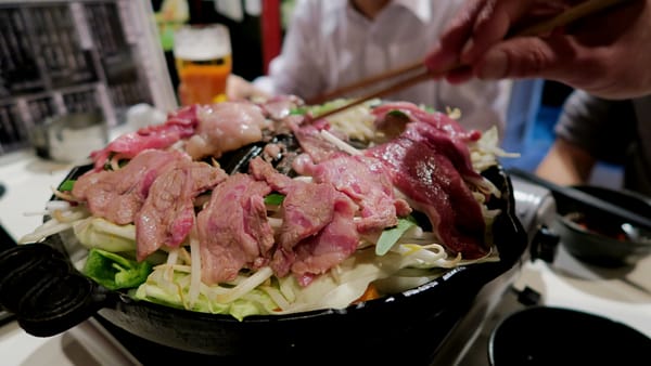 Lammfleisch auf einem helmförmigen Grill: Das ist Jingisukan.