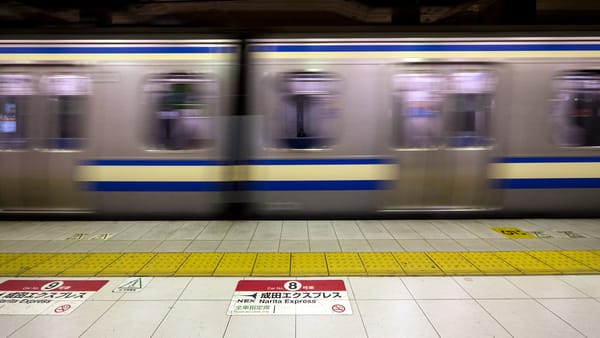 An diesem Bahnsteig hält auch der JR-Narita-Express.