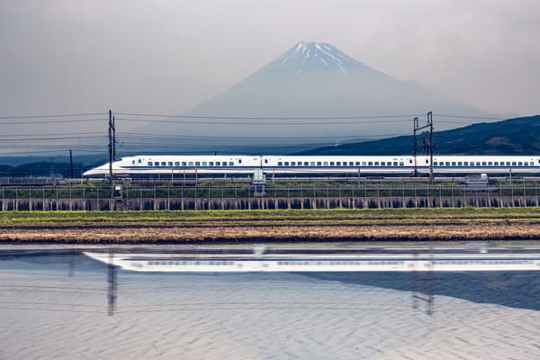 Der Tokaido-Shinkansen mit dem Fuji im Hintergrund.