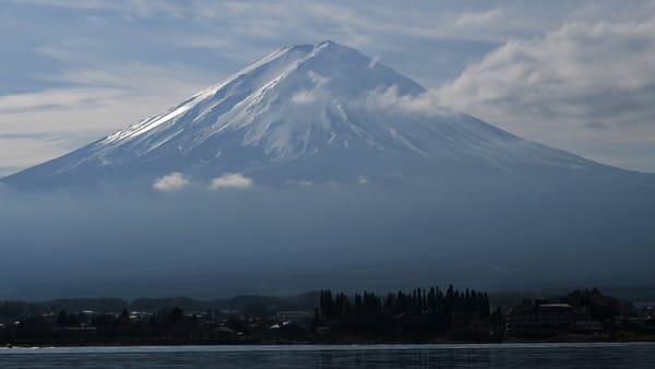 Eine Archivaufnahme des Fuji im Herbst.