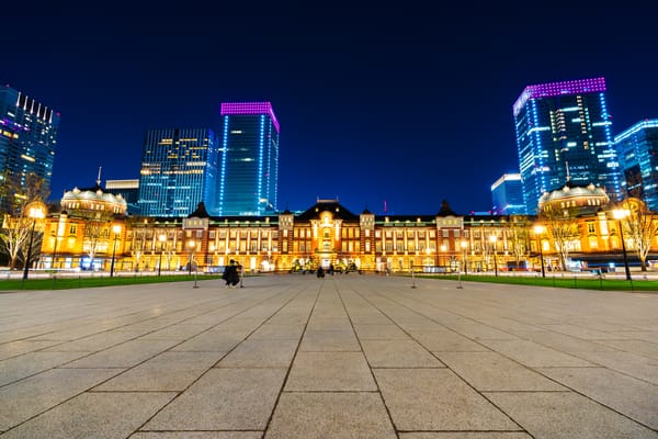 Der Platz vor dem Bahnhof Tokio bei Nacht.