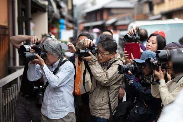 Fotografieren im Geisha-Viertel in Kyoto.