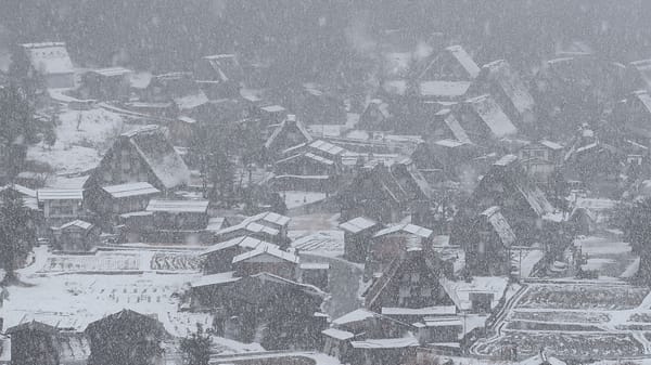 Das Bergdorf Shirakawago in den Bergen der Präfektur Gifu.