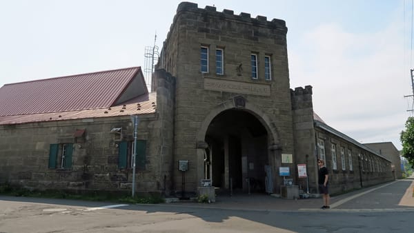 Ein bisschen Schottland in Japan: Der Eingang der Nikka-Brennerei in Yoichi auf der Nordinsel Hokkaido.