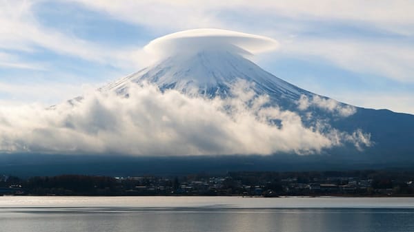 Ein spezielles Wetterphänomen: Der Wolkenhut über dem Fuji.