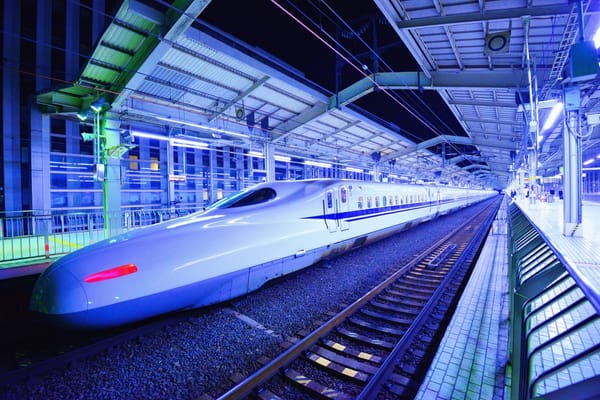 Ein Tokaido-Shinkansen-Zug im Bahnhof Kyoto.