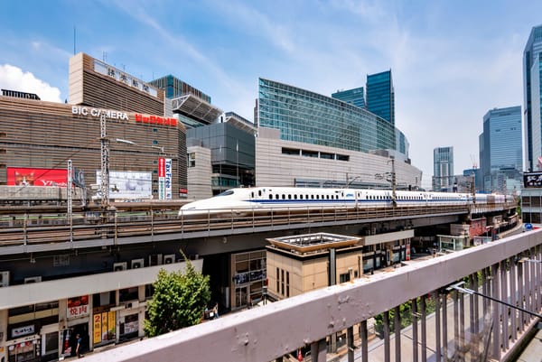 Ein Shinkansen in Tokio.