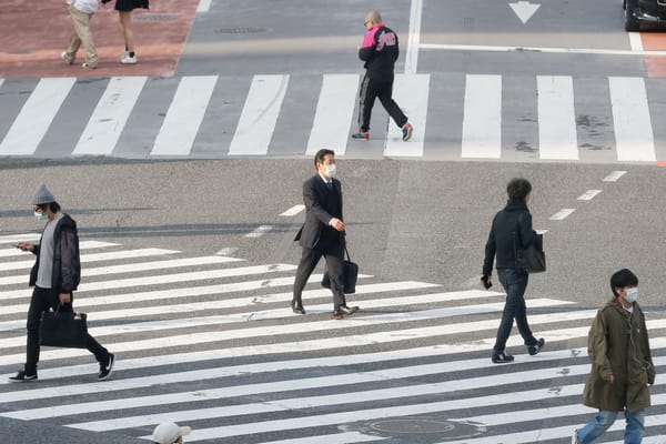 Beim Scramble Crossing in Shibuya, Tokio.