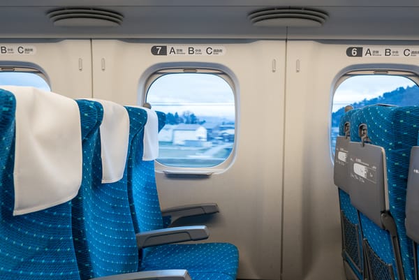 Leere Sitzplätze in einem Shinkansen (Archivbild).