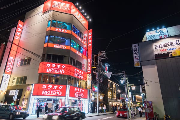 Unübersehbar: Die Karaoke-Läden in Japan.