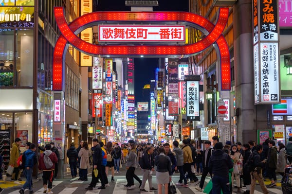 Im Nachtleben verbreitet sich das Virus besonders einfach: Das Vergnügungsviertel Kabukicho in Shinjuku, Tokio.