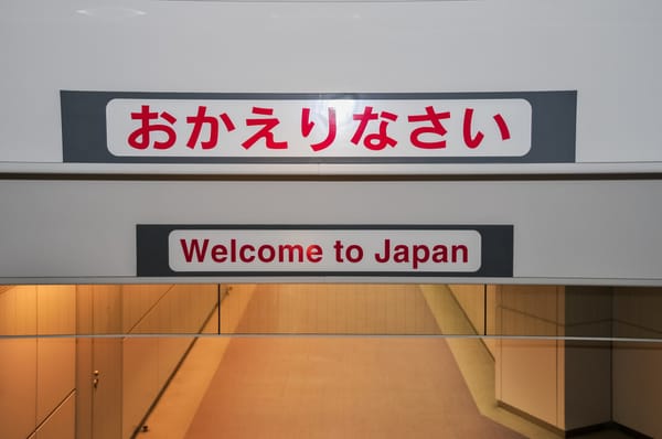 Ein &quot;Welcome to Japan&quot;-Schild im Flughafen Narita.