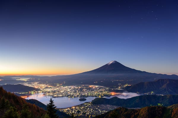 Der Fuji und der See Kawaguchiko.