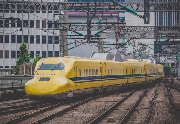 «Doctor Yellow» bei der Bahnhofseinfahrt.