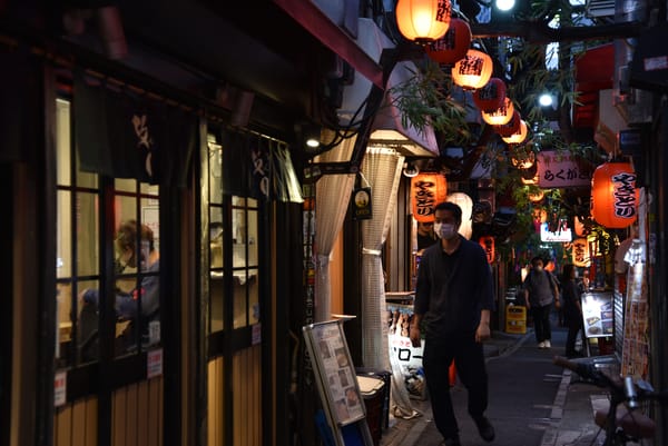 In einem Restaurantviertel in Tokio im Juni 2020.