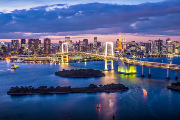 Die Bucht von Tokio, die Rainbow-Bridge und der Tokyo Tower.