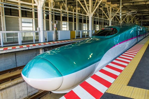 Ein Shinkansen im Bahnhof Shin-Hakodate-Hokuto.