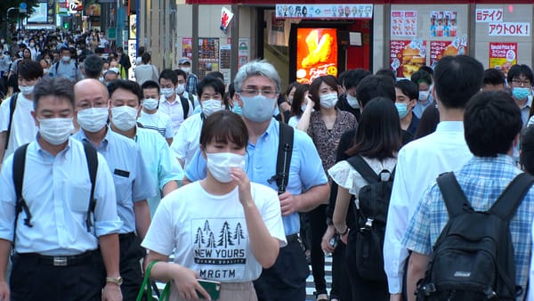 Maske auch auf der Strasse: Tokio im August 2020.