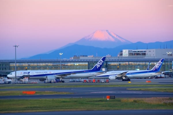 Der Flughafen Haneda mit dem Fuji im Hintergrund.