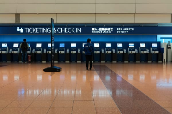 An einem Check-in-Schalter von ANA im Flughafen Haneda im März 2020.