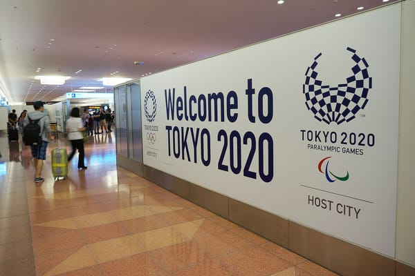 &quot;Welcome to Tokyo 2020&quot; im Tokioter Flughafen Haneda.