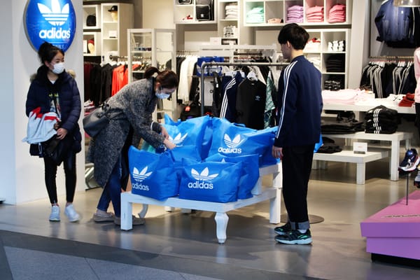 Auch die grossen Marken machen mit: Ein &quot;Lucky Bag&quot; von Adidas in Tokio.