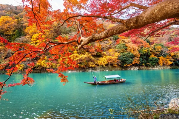 Eine herbstliche Bootsfahrt in Arashiyama.