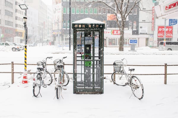 Eine Telefonzelle in Sapporo auf der Nordinsel Hokkaido.