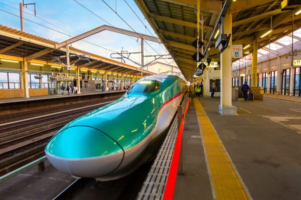 Der Tohoku-Shinkansen im Bahnhof Sendai.