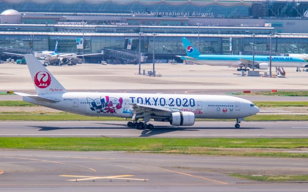 Eine JAL-Maschine mit dem &quot;Tokyo 2020&quot;-Schriftzug im Tokioter Flughafen Haneda.