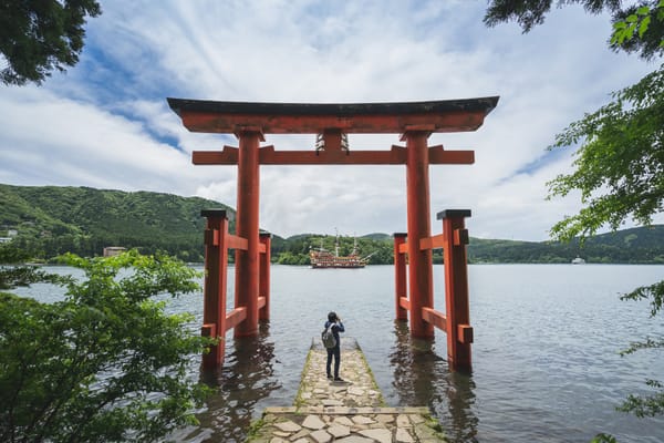 Das Torii des Hakone-Schreins am Ashi-See.