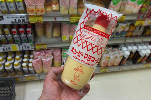 Die Kewpie-Mayonnaise in einem Tokioter Supermarkt.