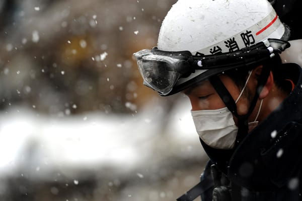 Ein Feuerwehrmann am 17. März 2011 in Kamaishi in der Präfektur Iwate.