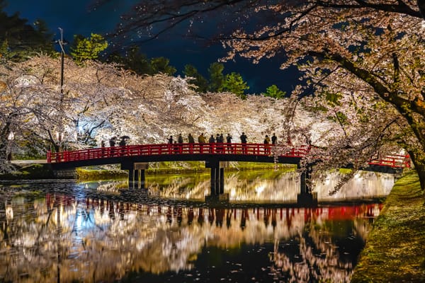 Die Brücke Shunyō-bashi beim äusseren Graben der Burganlage von Hirosaki.