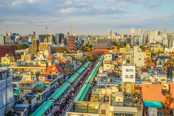 Die Nakamise-Strasse und der Tempel Sensō-ji in Asakusa, Tokio.