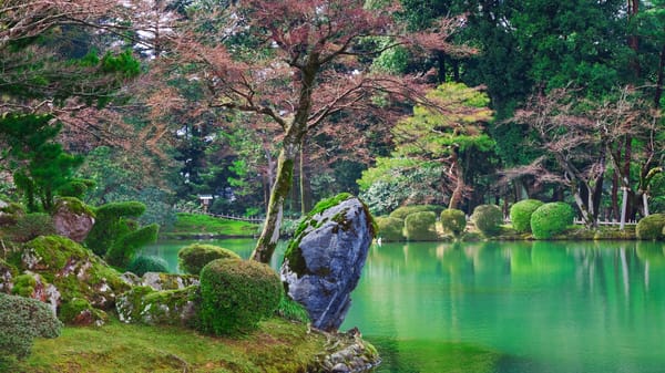 Der Teich Kasumigaike im Kenrokuen in Kanazawa.