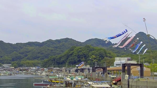 Koinobori in einem Fischerdorf in Shikoku.