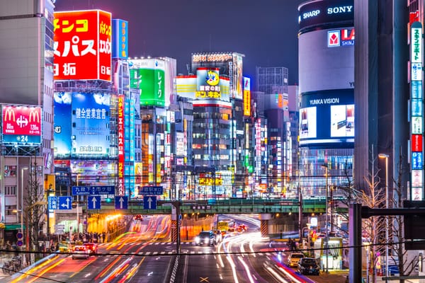 Shinjuku in der Nacht.