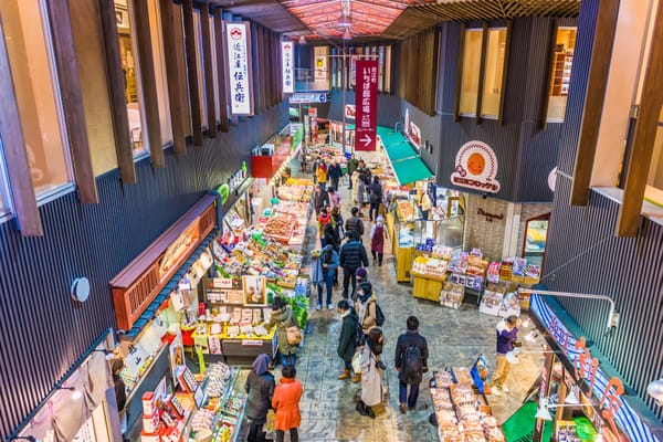 Der überdachte Ōmichō-Markt von Kanazawa.