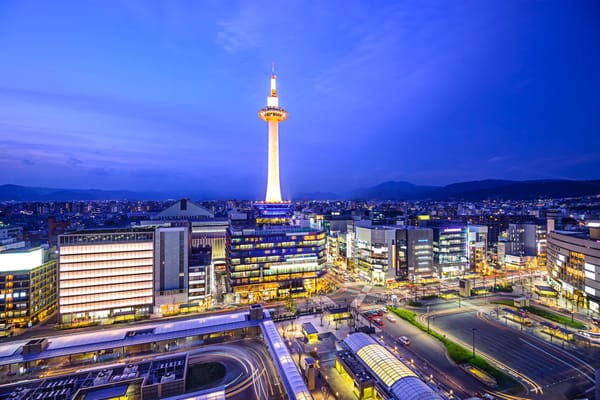 Der &quot;Leuchtturm&quot; der Stadt: Der Kyoto Tower.