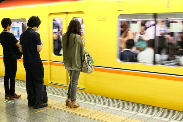 Warten auf die Ginza-Linie.