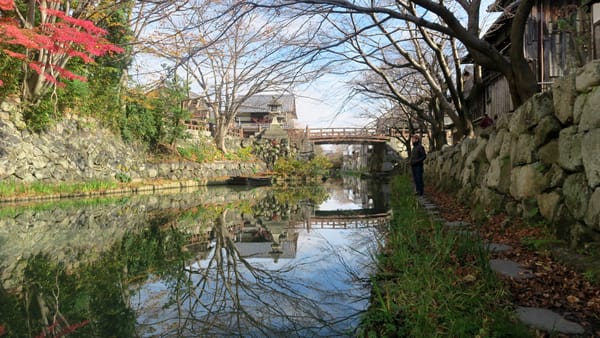 Der Kanal führt zum alten Zentrum der Stadt.