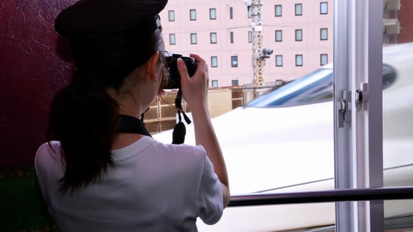 Ein Hotelzimmer mit Sicht auf den Shinkansen