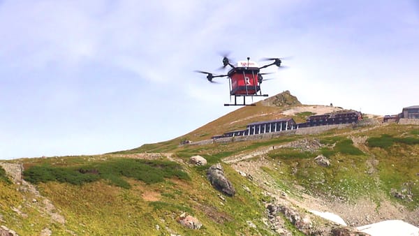 Die Paketdrohne von Rakuten unterwegs zur Berghütte auf dem Shiroumadake auf über 2700 Metern über Meer.