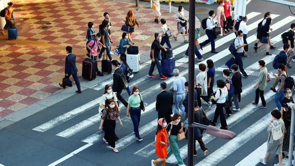 Passanten beim Tokioter Bahnhof Ueno am 8. Oktober 2021.