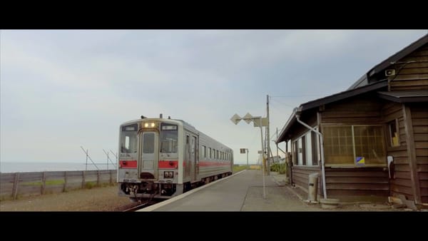 Ein Ein-Wagen-Zug bedient den Bahnhof.