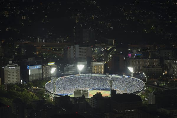 Ein Archivbild vom Baseball-Stadion in Yokohama. Nun darf es wieder zur Hälfte gefüllt werden.