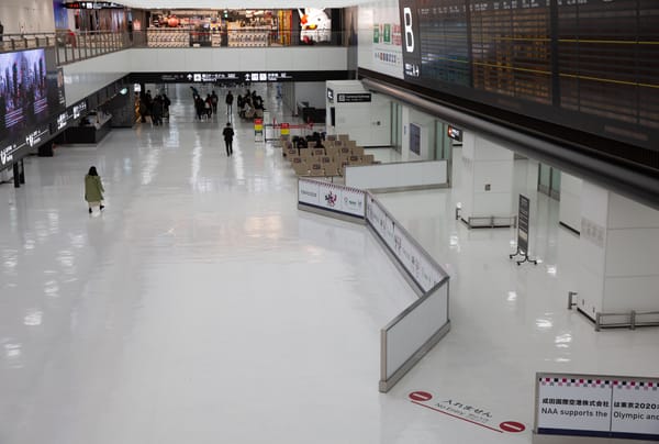 Die Ankunftshalle im Flughafen Narita im Januar 2021. | &lt;small&gt;Foto: Sayuri Inoue / Shutterstock.com&lt;/small&gt;